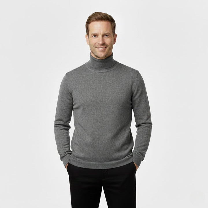 Trois pulls col roulé slim homme, couleurs variées, pièces essentielles pour un dressing hivernal chic.