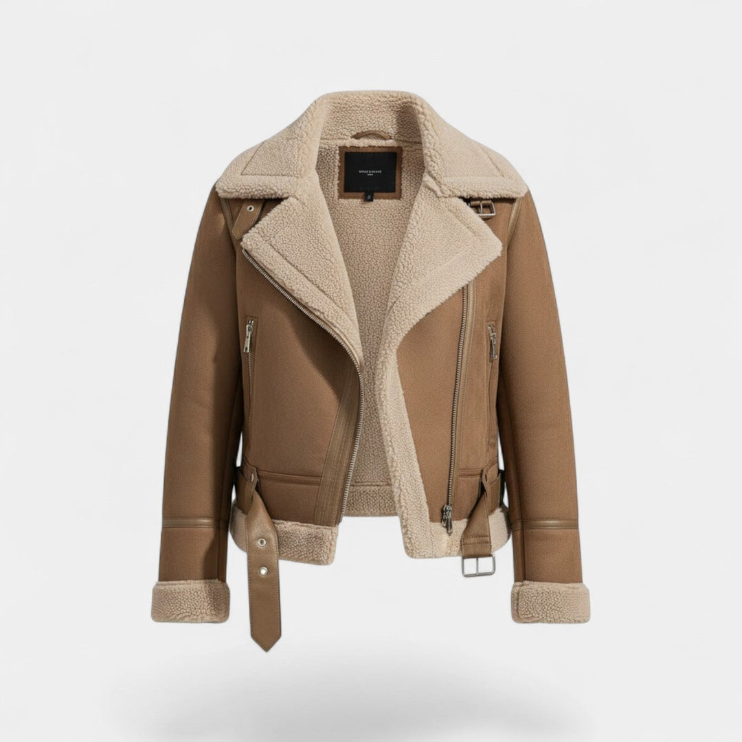 Veste femme à la coupe ajustée, mettant en valeur la silhouette. Élégance moderne pour la mode féminine.