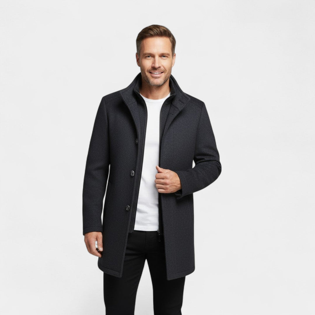 Veste homme chaude mi-longue, coupe ajustée, parfaite pour tenues formelles ou décontractées hivernales.