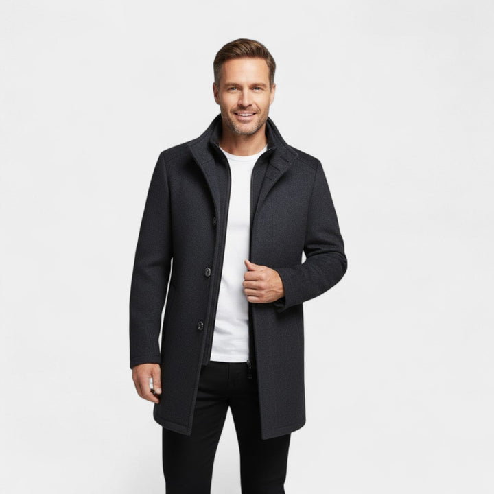 Veste homme chaude mi-longue, coupe ajustée, parfaite pour tenues formelles ou décontractées hivernales.