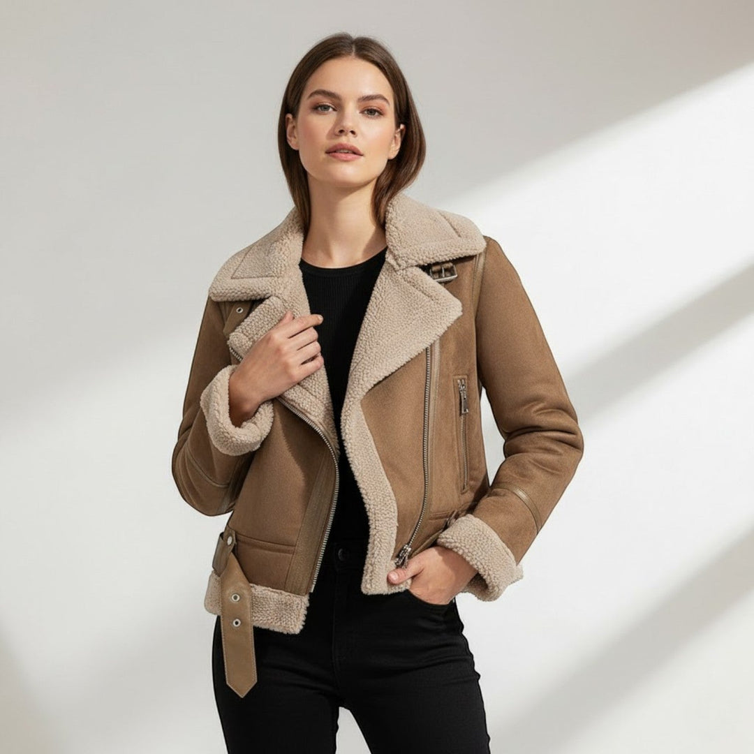 Veste femme chic pour un style urbain sophistiqué. Parfaite pour l'hiver, alliant élégance et confort.