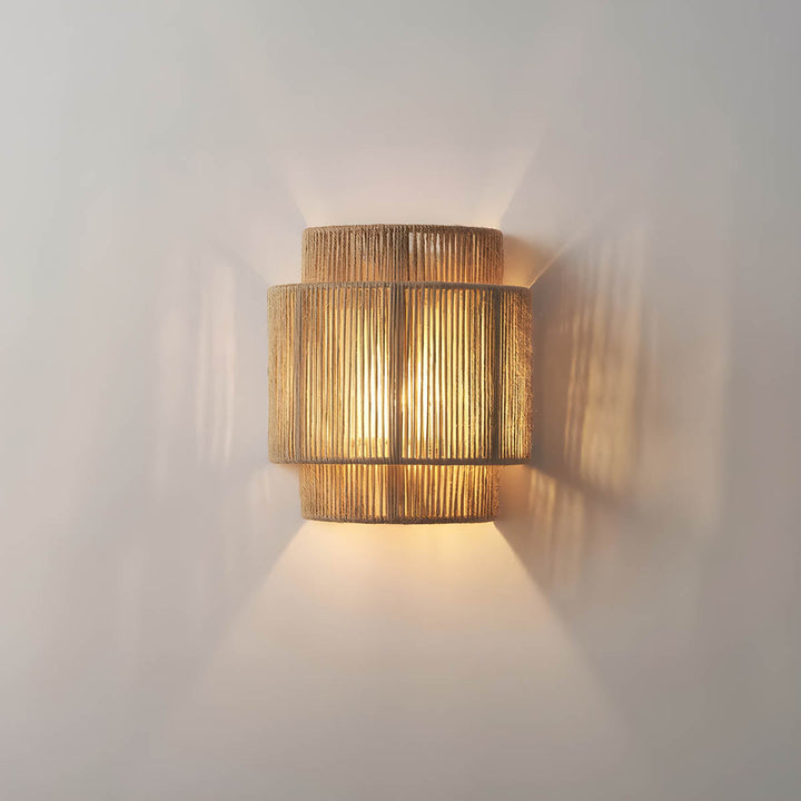 Applique murale design moderne, avec éclairage LED pour une ambiance chaleureuse et une décoration intérieure soignée.