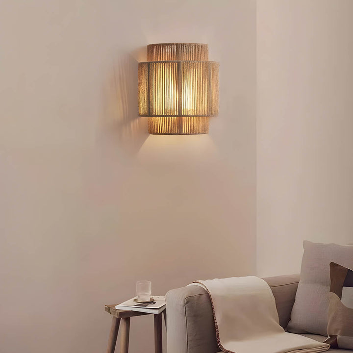 Applique murale LED élégante pour salon, apportant un éclairage doux et une touche de décoration moderne.