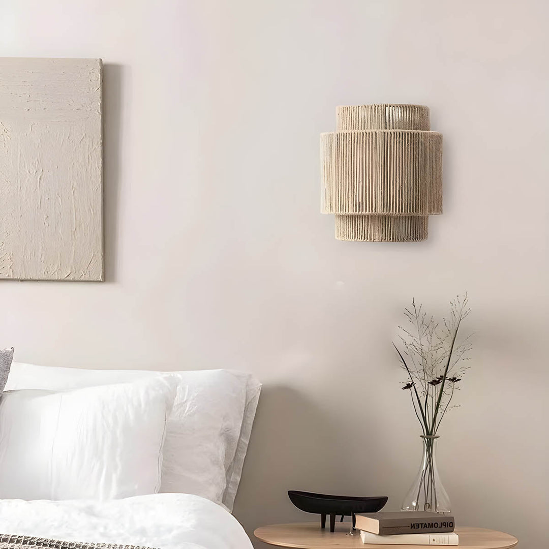 Lampe murale LED design pour chambre, créant une ambiance relaxante et un éclairage indirect moderne.