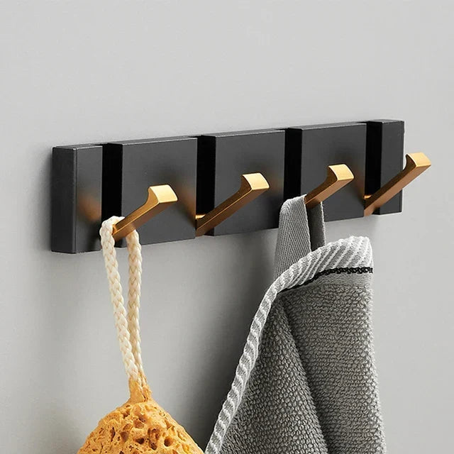Porte-manteau mural design, 5 crochets en inox brossé. Pliable pour un gain de place maximal dans l'entrée/salle de bain.