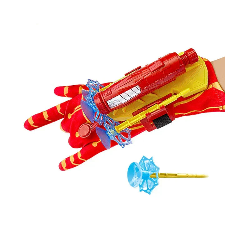 Enfant s'amuse avec un lanceur de toiles de super-héros et ses gants, tirant des fléchettes pour jouer.
