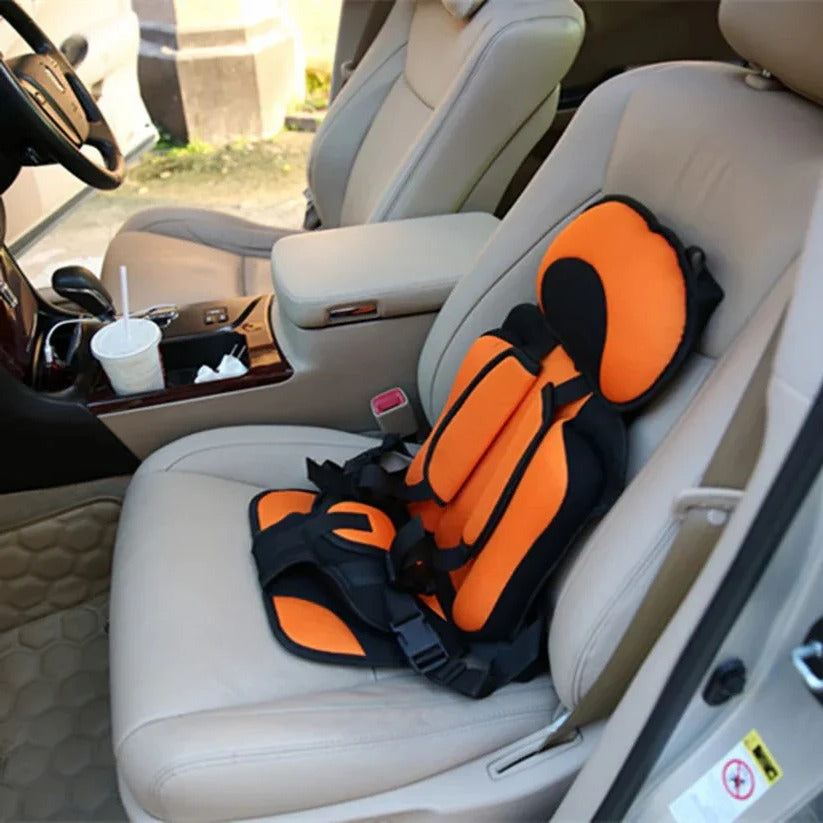 Siège d'appoint pour enfants, illustrant sa facilité de pliage et son format compact.