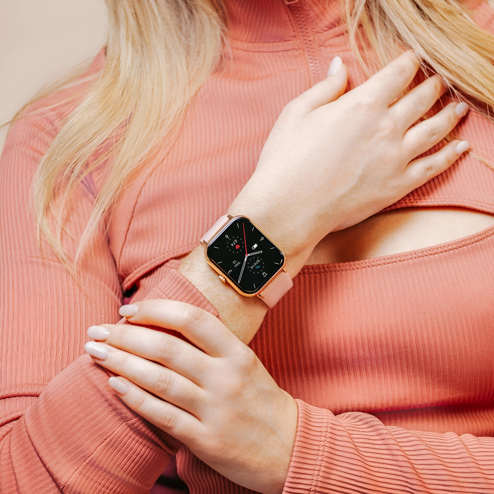 Écran de montre connectée affichant données de fitness. Smartwatch unisexe étanche, parfaite pour le suivi sportif.