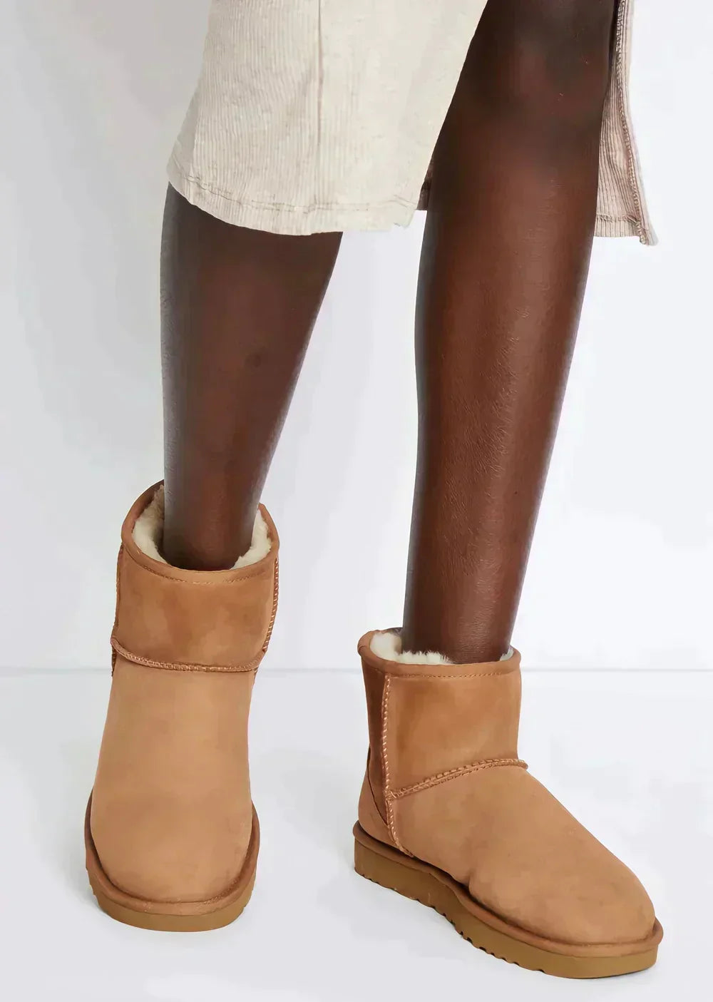 Paire de bottes hiver femme élégantes, chaudes, imperméables et antidérapantes pour conditions froides. Pour l'extérieur.