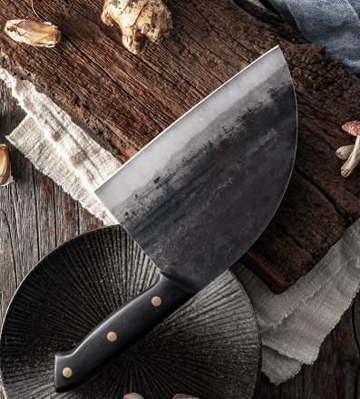 Couteau de cuisine en acier au carbone, lame tranchante et robuste, idéal pour la précision en cuisine.