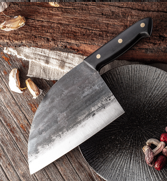 Ustensile de cuisine professionnel: couteau en acier carbone fait main, tranchant et durable pour chefs.