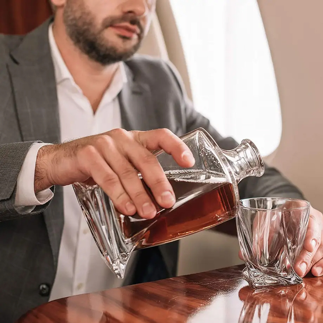 Magnifique ensemble carafe et verres à whisky en cristal de luxe, parfait pour décorer un bar ou offrir un cadeau unique.
