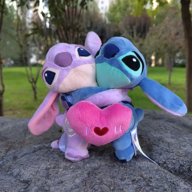 Duo de peluches Stitch et Angel tendres, parfait pour les fans de Lilo & Stitch, cadeau romantique et doux.