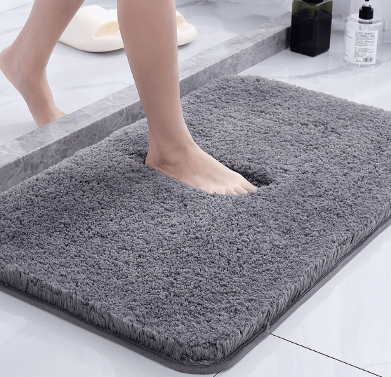 Vue d'ensemble d'un tapis de bain moelleux, un accessoire de décoration confortable pour la salle de bain.