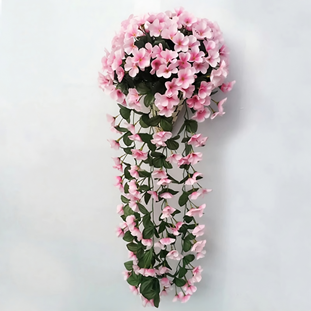 Arrangement floral suspendu sans entretien, idéal pour embellir votre intérieur.