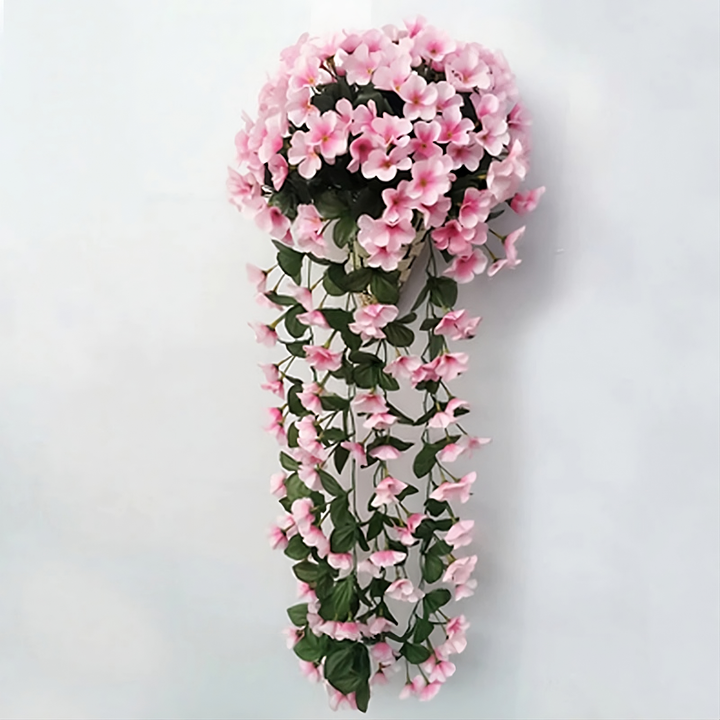 Arrangement floral suspendu sans entretien, idéal pour embellir votre intérieur.
