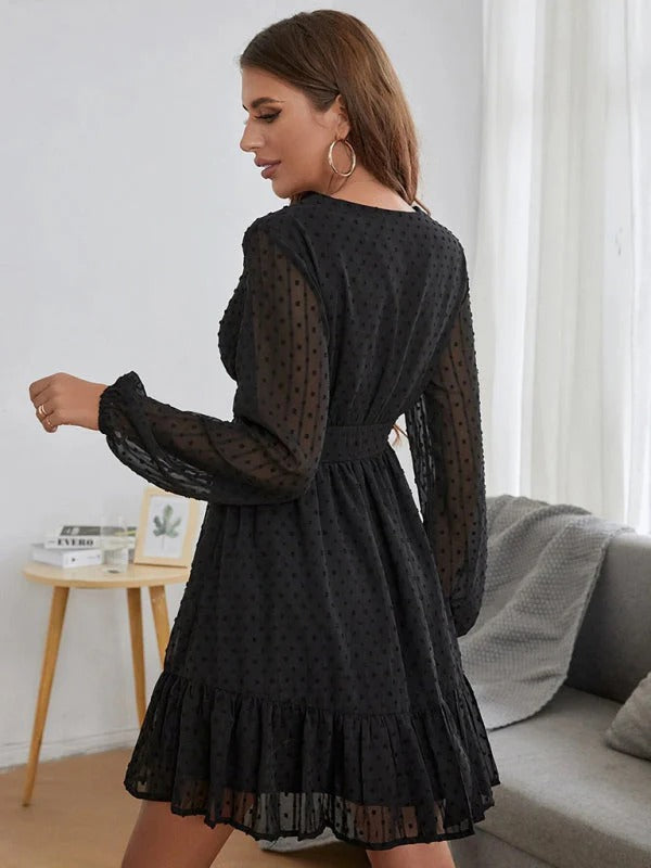Robe de soirée chic pour femme avec col V et manches longues. Style élégant et coupe évasée pour événements.