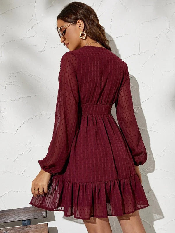 Texture du tissu de la robe courte femme. Matière douce et confortable, col V élégant pour mode féminine.