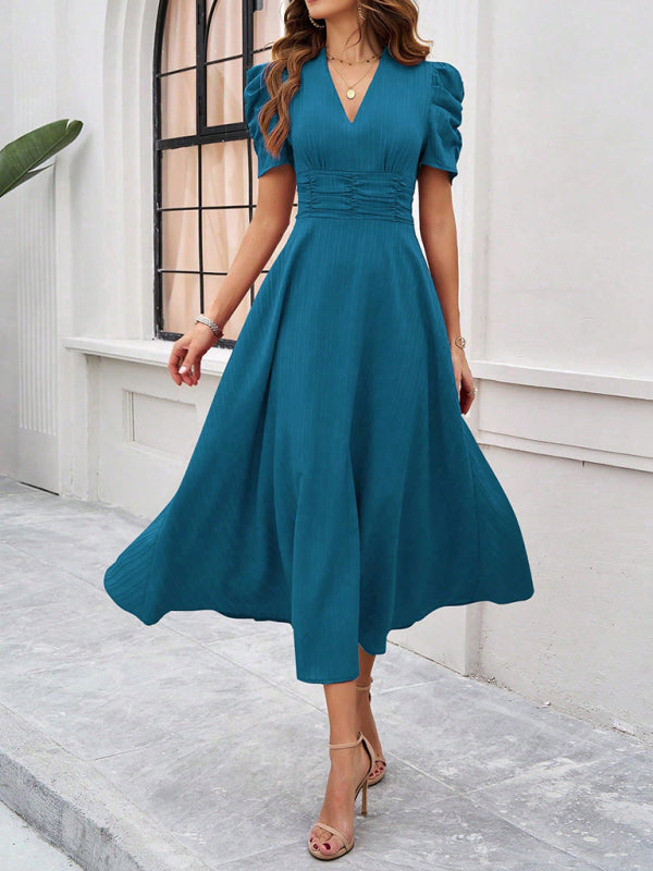 Robe femme chic, coupe A-ligne, col V. Manches bouffantes. Look féminin et moderne pour toutes vos sorties.