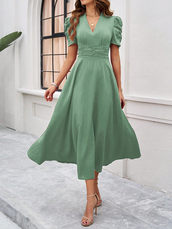 Robe femme élégante, col V, manches bouffantes, coupe A-ligne. Parfaite robe midi pour un look raffiné.
