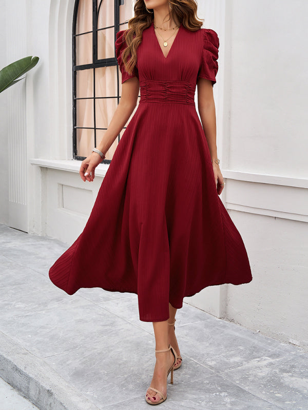 Vêtement femme chic, robe midi élégante, col V. Manches bouffantes, coupe A-ligne. Parfaite pour une fête.
