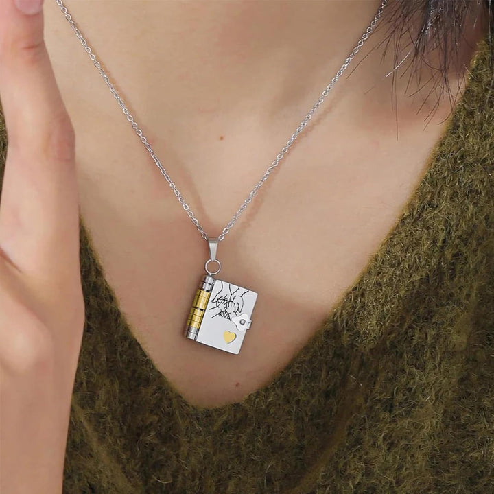 Pendentif livre en or massif, bijou durable pour femme, personnalisable et élégant.
