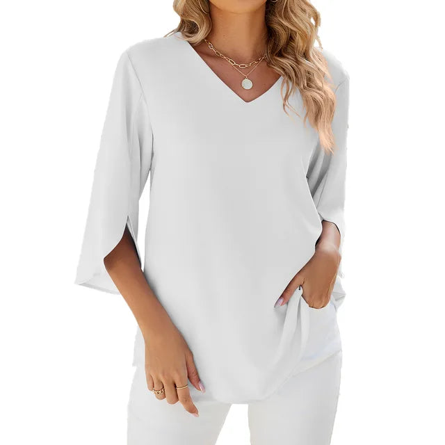 Vêtements femme: Blouse col V, manches 3/4 pour élégance quotidienne. Chemisier fluide et chic, idéal bureau.