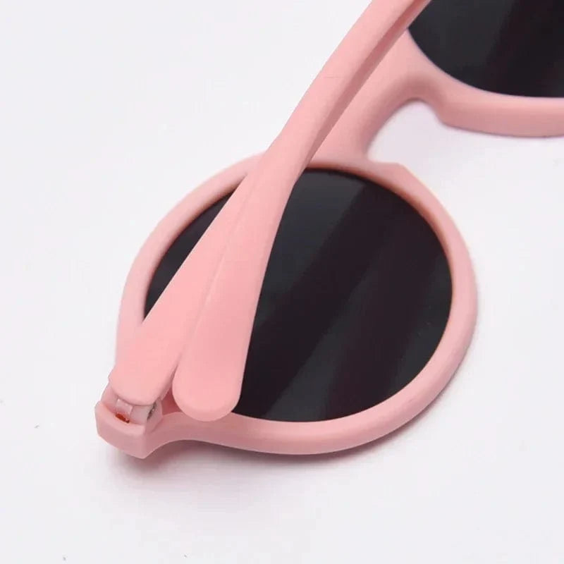 Cadeau bébé: lunettes enfant flexibles, protection UV400 et bandeau ajustable pour le soleil.