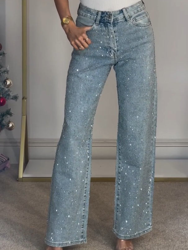 Jean femme taille haute scintillant, coupe flatteuse moderne, idéal pour un style chic et confortable.
