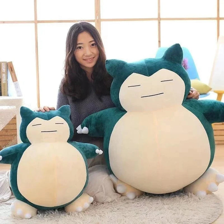 Peluche géante Ronflex Pokémon pour enfants et collectionneurs. Un doudou doux et un objet de décoration unique.