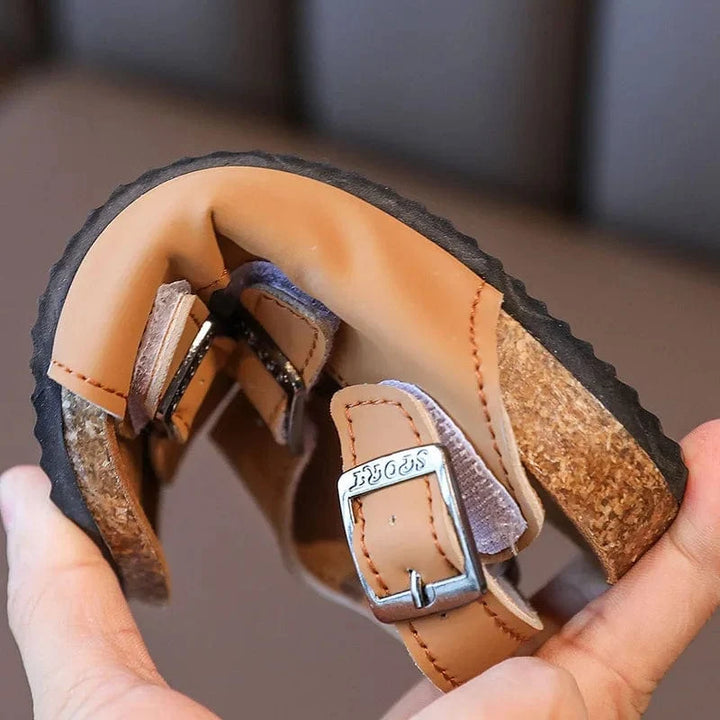 Sandales bébé garçon confortables avec fermeture sécurisée. Chaussures d'été parfaites pour le jeu.