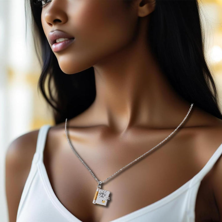 Collier femme élégant, design livre d'amour avec message gravé sur mesure, signification forte.
