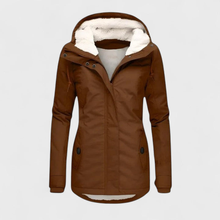Veste femme coupe-vent et imperméable, chaude avec capuche. Robuste pour affronter l'automne et l'hiver avec style.