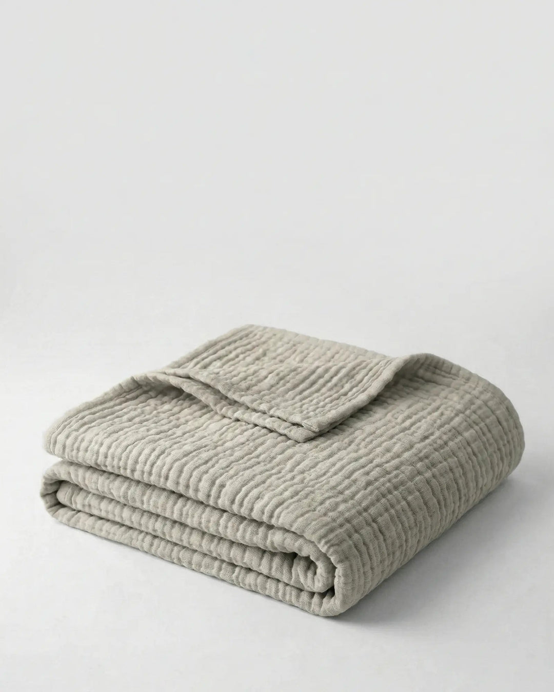 Plaid en mousseline doux et respirant, parfait pour le confort tout saison dans votre salon.