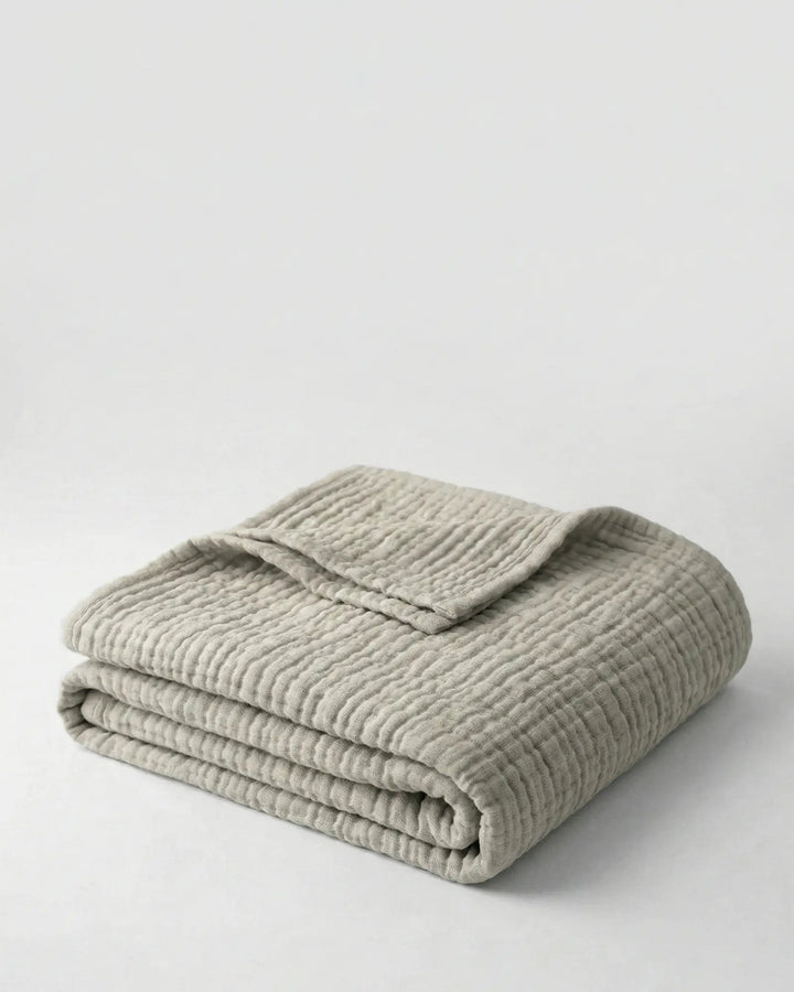 Plaid en mousseline doux et respirant, parfait pour le confort tout saison dans votre salon.