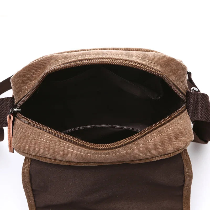 Gros plan sur la texture de la toile durable du sac bandoulière unisexe, idéal pour voyage et usage quotidien.