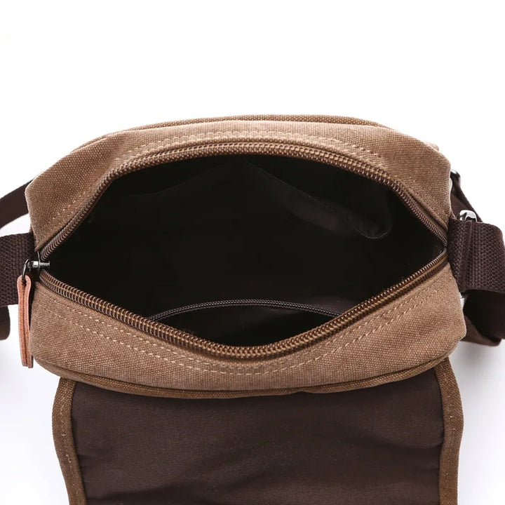 Gros plan sur la texture de la toile durable du sac bandoulière unisexe, idéal pour voyage et usage quotidien.