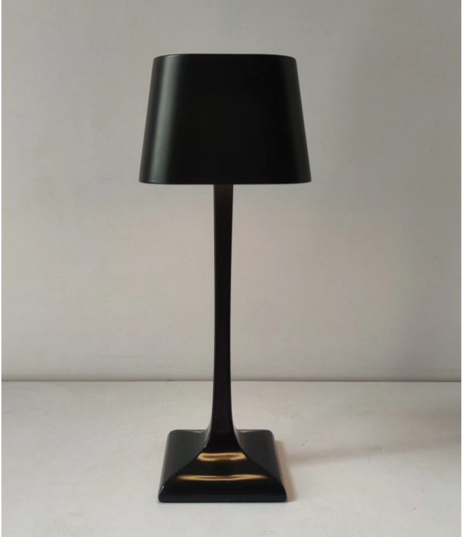 Lampe de table LED carrée USB, design moderne et minimaliste, idéale pour bureau ou chevet. Éclairage d'ambiance.