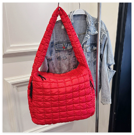 Sac matelassé femme bleu, polyvalent et élégant. Parfait pour transporter vos essentiels avec style et organisation.