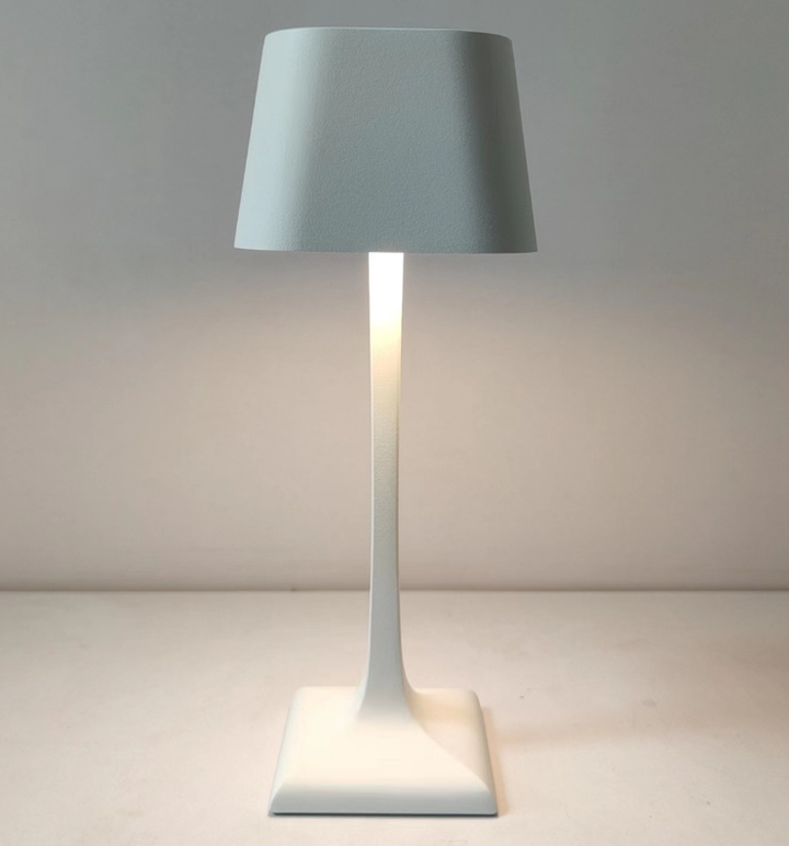 Lampe de chevet LED carrée USB, veilleuse minimaliste et élégante avec lumière ajustable. Déco moderne.