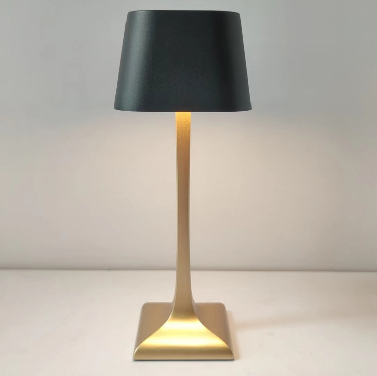 Éclairage LED carré USB réglable pour bureau, chambre ou salon, style contemporain et lumière douce.
