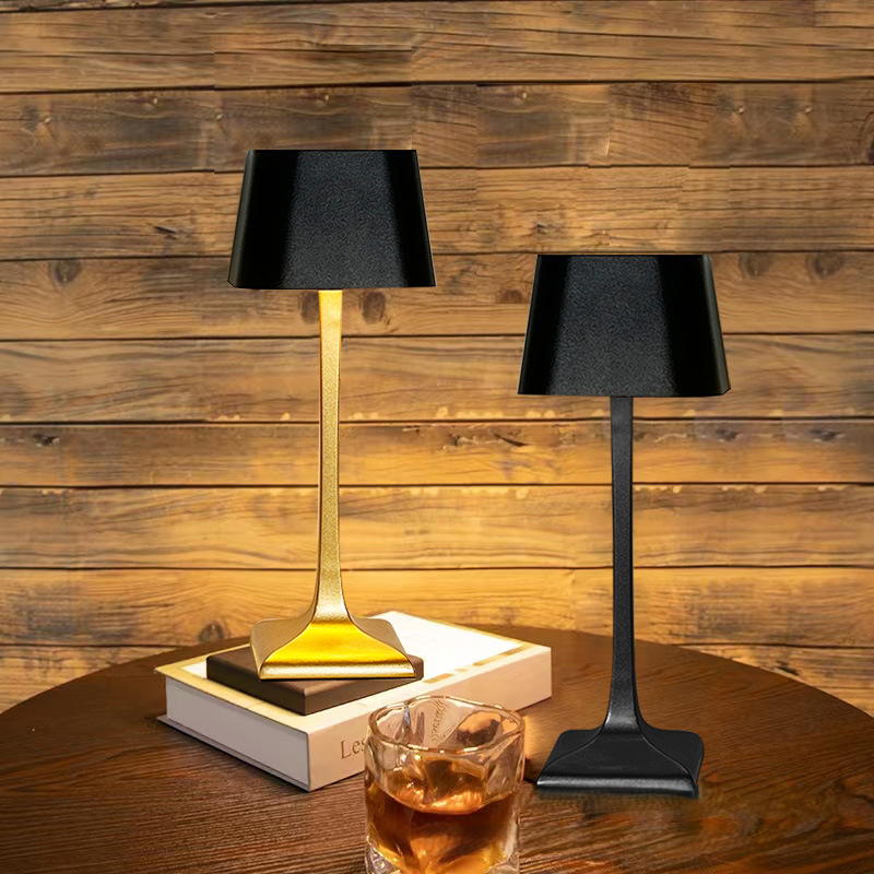 Lampe de bureau LED design carré USB, éclairage fonctionnel et chic pour travailler ou lire avec confort.