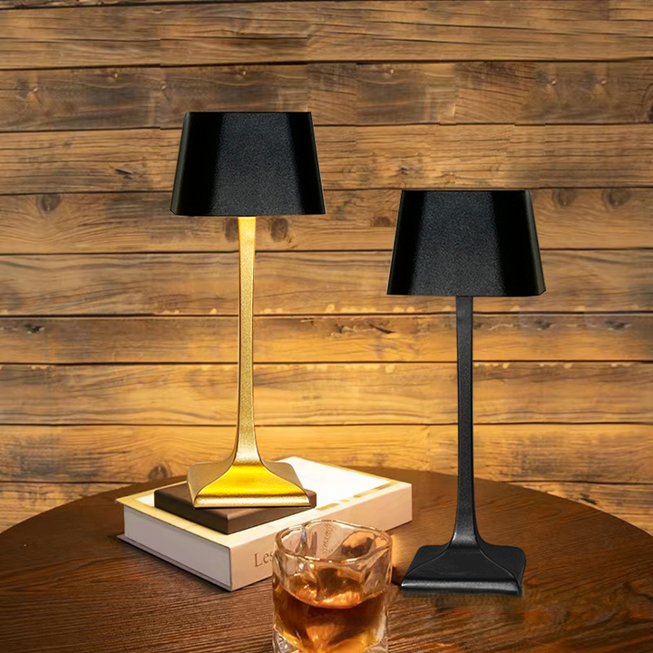 Lampe de bureau LED design carré USB, éclairage fonctionnel et chic pour travailler ou lire avec confort.