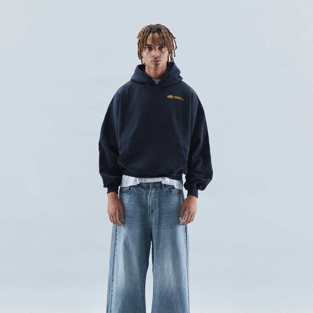Détail texture douce du sweat à capuche femme minimaliste noir, idéal pour le confort urbain.