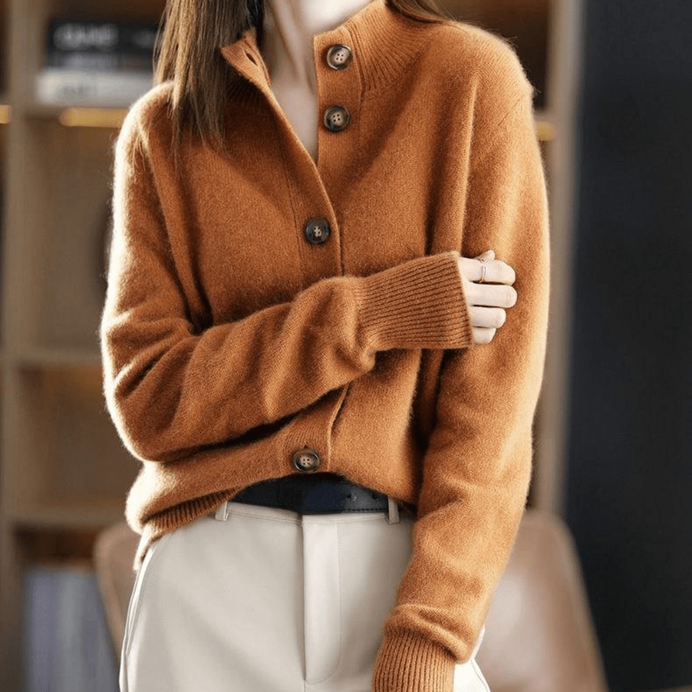 Modèle portant un gilet tricoté doux et élégant pour femme, idéal pour une tenue confortable et chic.