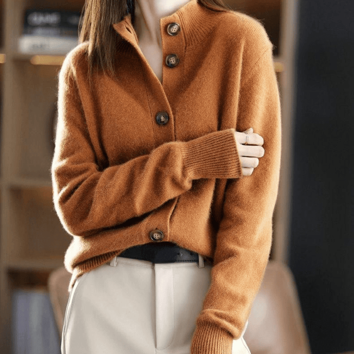 Modèle portant un gilet tricoté doux et élégant pour femme, idéal pour une tenue confortable et chic.