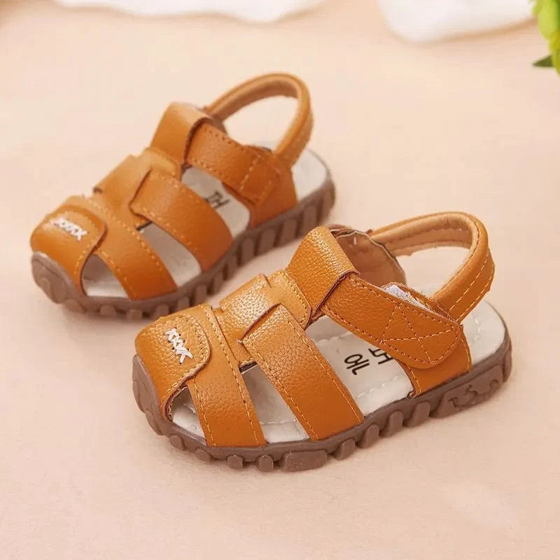 Chaussures d'été enfant ouvertes et respirantes pour garçon. Maintien sûr et confort optimal.