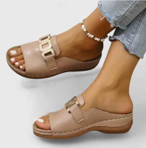 Sandales femme avec brides, confort orthopédique et style estival. Chaussures élégantes et pratiques.