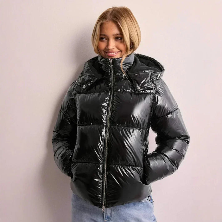 Blouson court brillant pour femme, doudoune matelassée chic. Parfait pour un look hivernal tendance et chaud.