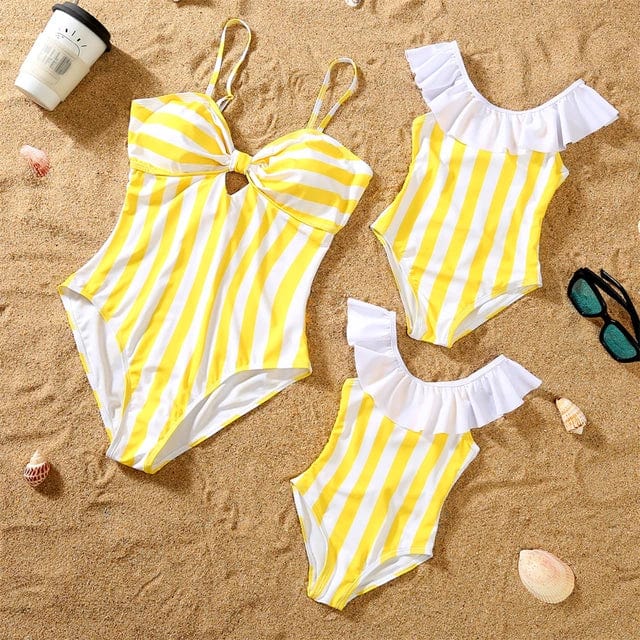 Maillot de bain bikini bébé, faisant partie de l'ensemble assorti maman et fille. Idéal plage et vacances.